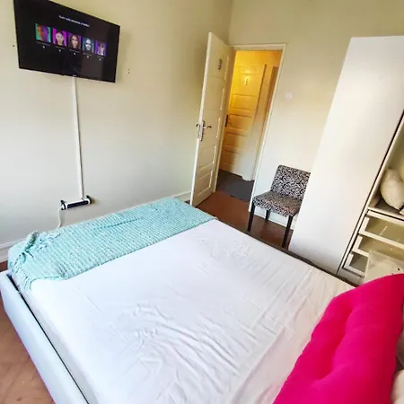 Evd-rentals Olival Bastos Quarto em Acomodações Particulares